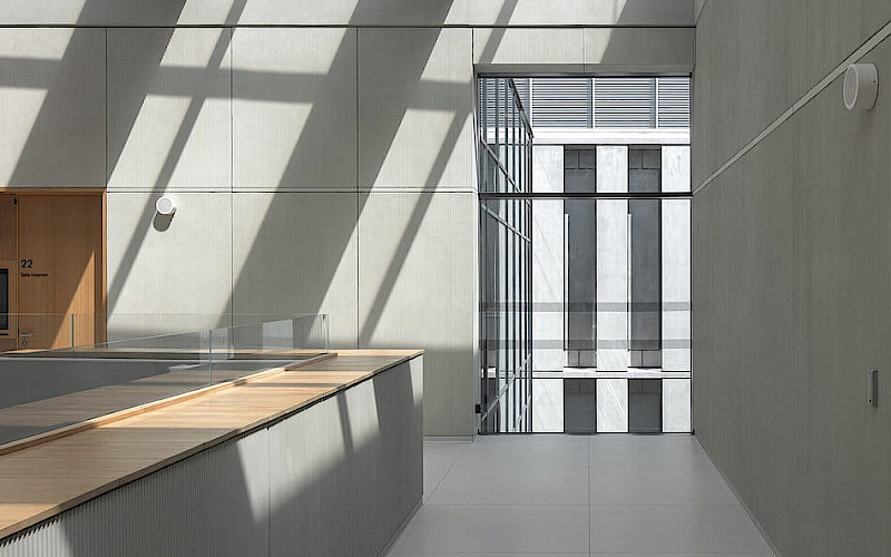 Hyvä valinta: Puolan alueoikeudelle valittiin uurrettu rakenne. Seinien lineaarinen rytmi vahvistaa järjestystä, mittasuhteita ja hillittyä auktoriteettia.