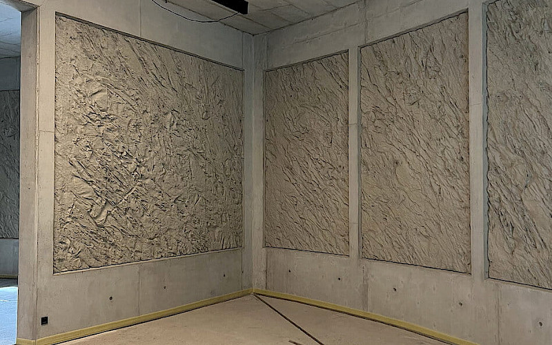 Taideteos – sileä betoni kehystää teksturoidun osion kuin passe-partout.